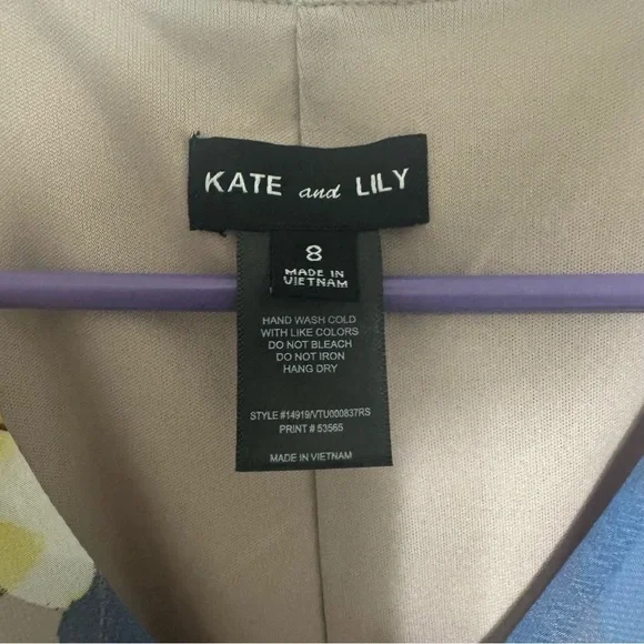 Chic Floral Midi Dress with V-Neck - Picture 11 of 12